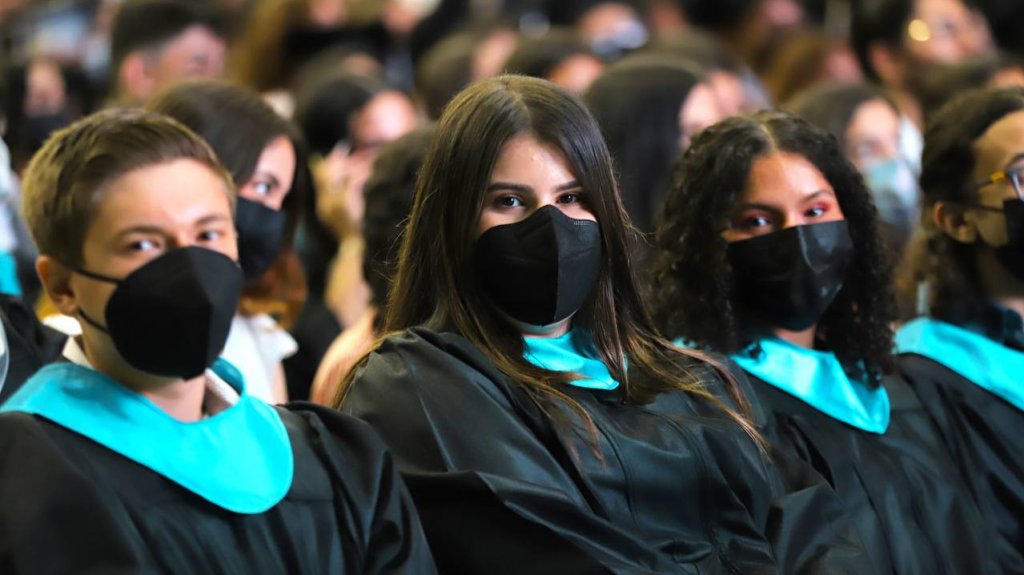  Gobierno premia con mil d&oacute;lares la excelencia acad&eacute;mica de 1,343 graduandos que mantuvieron promedio 4.00 desde noveno a duod&eacute;cimo grado 