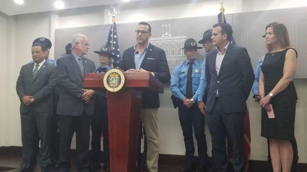  Gobernador y secretario de Vivienda anuncian incentivo para vivienda para maestros, polic&iacute;as y otros funcionarios 