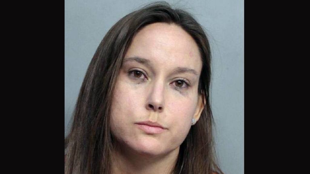 Video: Mujer que le pegÃ³ a un policÃ­a durante partido de football de la UM deberÃ¡ pedirle disculpas