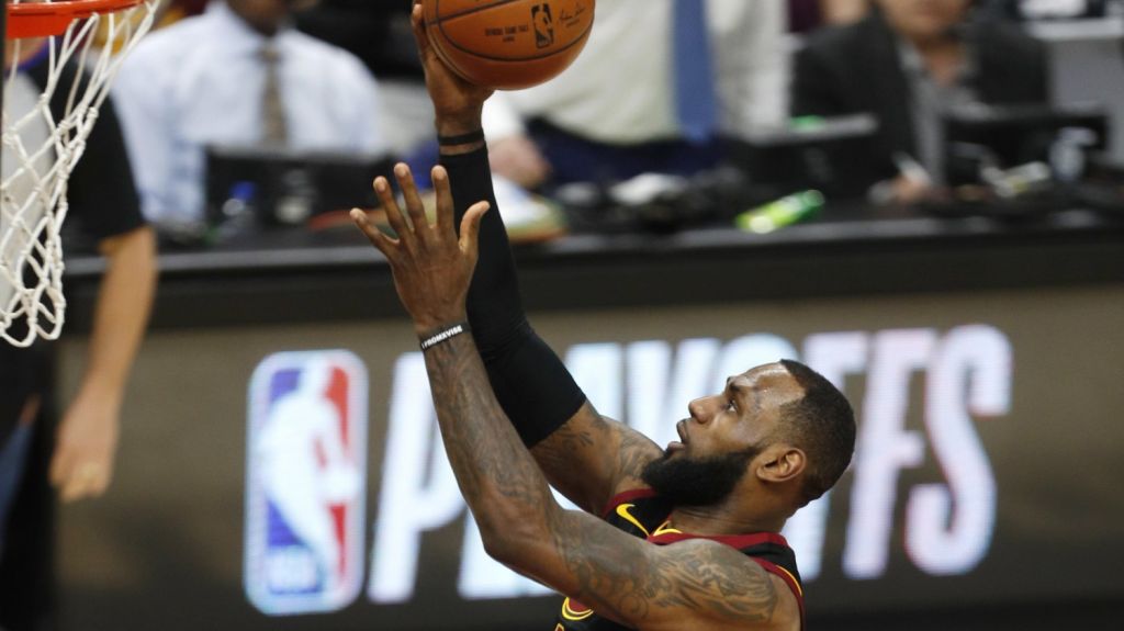  &nbsp;James aporta 46 puntos y los Cavaliers igualan la serie 