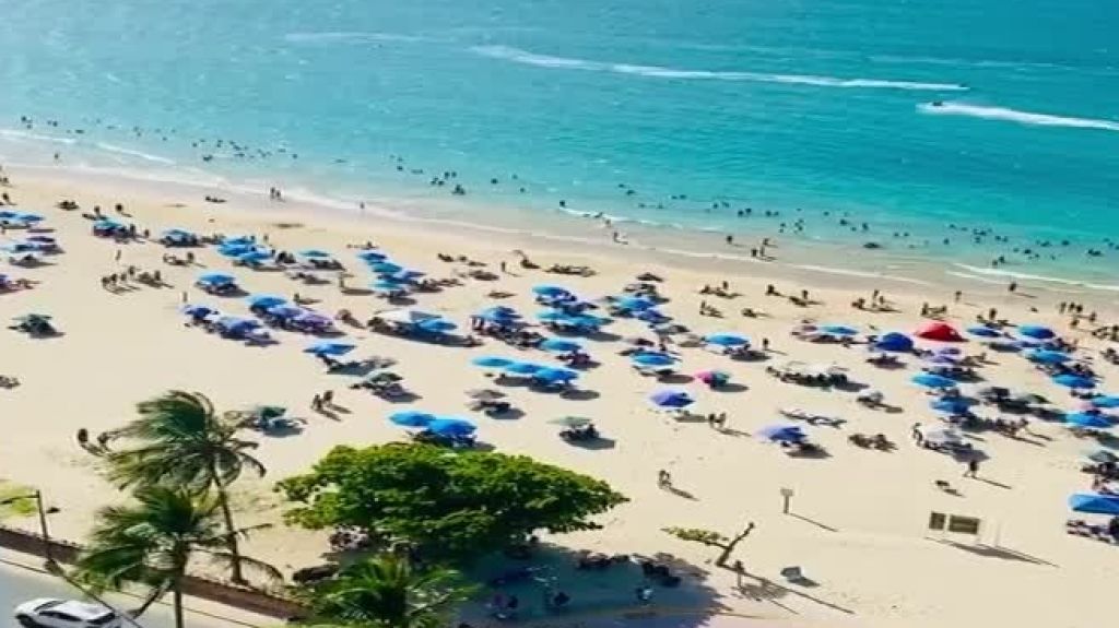  Video: As&iacute; de llena esta la playa de Isla Verde en Carolina hoy 4 de Julio 