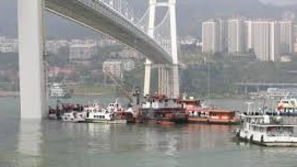  Vea video: Una pelea hizo que un autob&uacute;s cayera al r&iacute;o en China y muriesen sus 15 ocupantes 