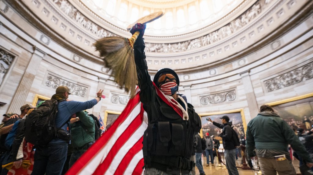  Detienen a otro presunto participante en toma del Capitolio en enero 