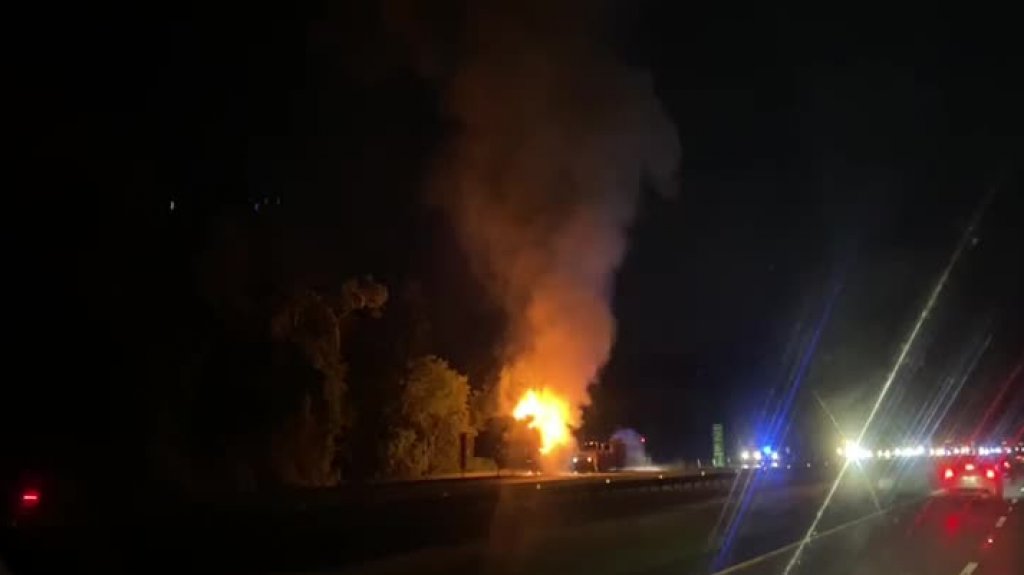  Video: Cami&oacute;n con chatarra se prende en fuego en expreso 22 de Dorado 