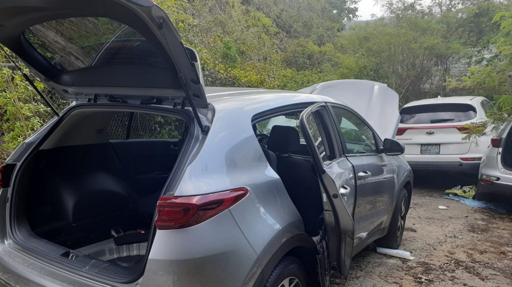  Encuentran 9 carros robados escondidos en un terreno de Dorado 