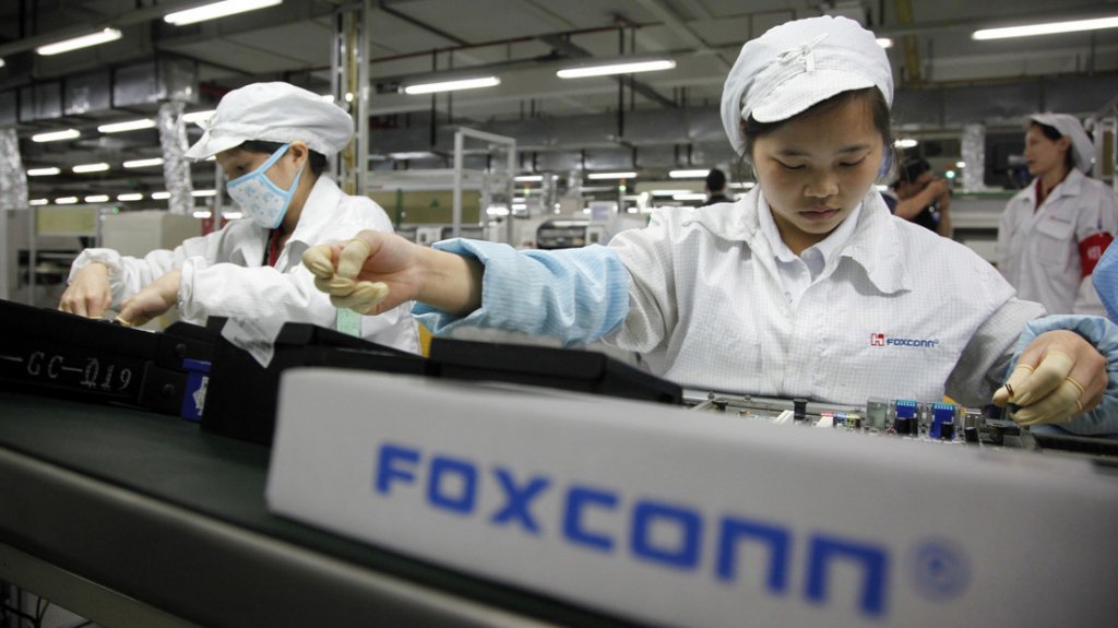  China confina la mayor fábrica de iPhone del mundo por un brote de covid 