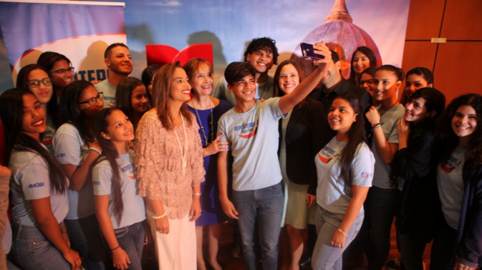 Reconocen logros del programa escolar 'Reporteros Positivos'