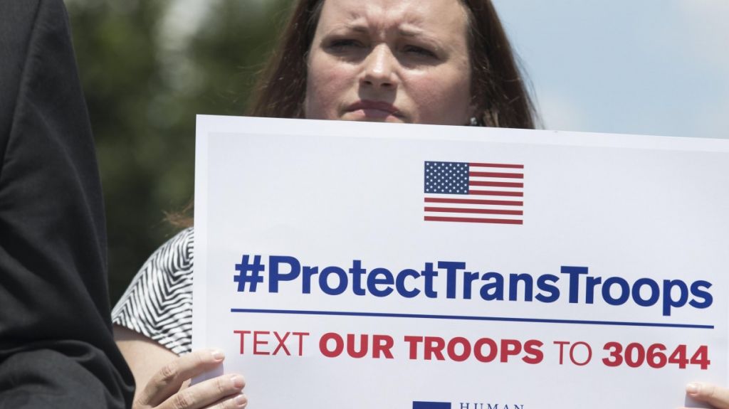  Trump modera su prohibici&oacute;n de transexuales en las Fuerzas Armadas 