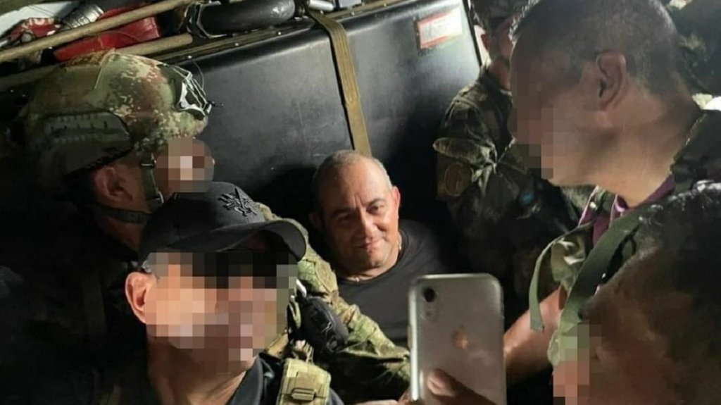  Video:El l&iacute;der del Clan del Golfo, alias &ldquo;Otoniel&ldquo;, sonr&iacute;e ante las c&aacute;maras poco despu&eacute;s de ser capturado en Colombia 