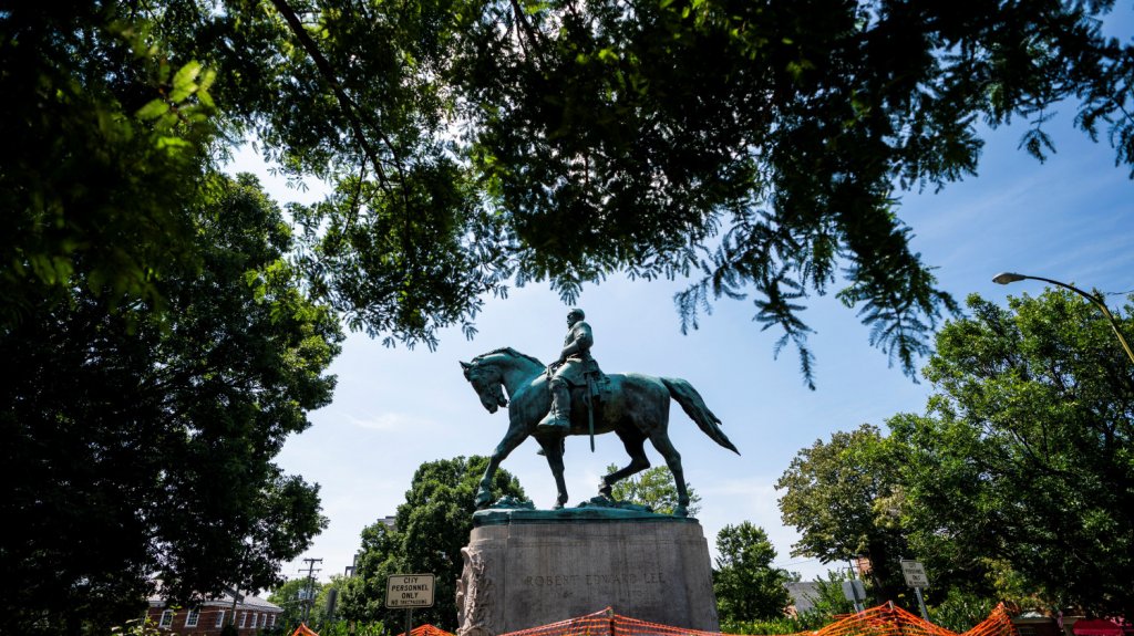  Charlottesville retira la estatua confederada que inspir&oacute; marcha supremacista 