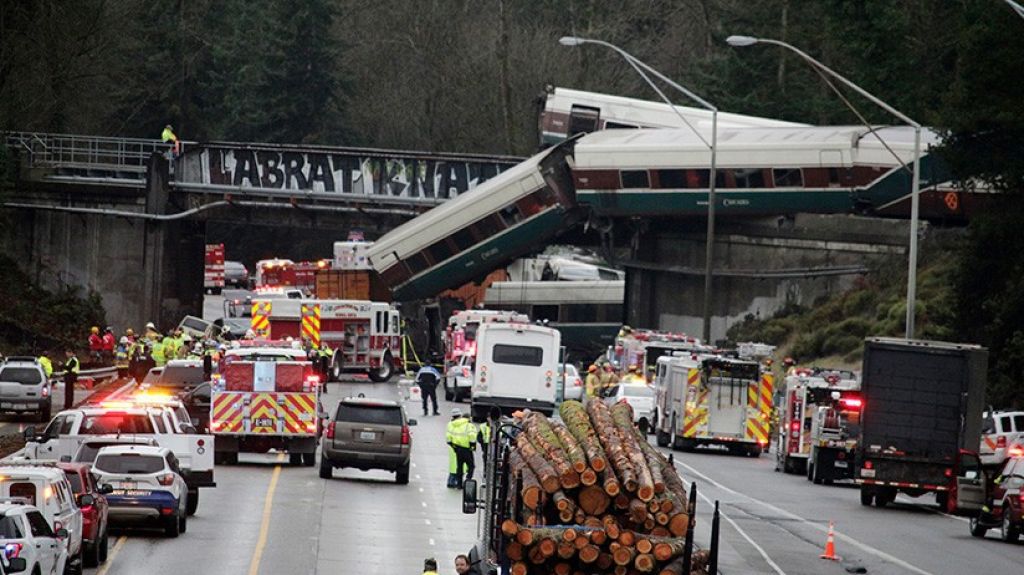 Video: Operativo de emergencia a gran escala por el descarrilamiento de un tren en Washington