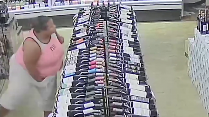 Video: Una mujer roba 18 botellas de alcohol de una tienda escondiÃ©ndolas entre su ropa