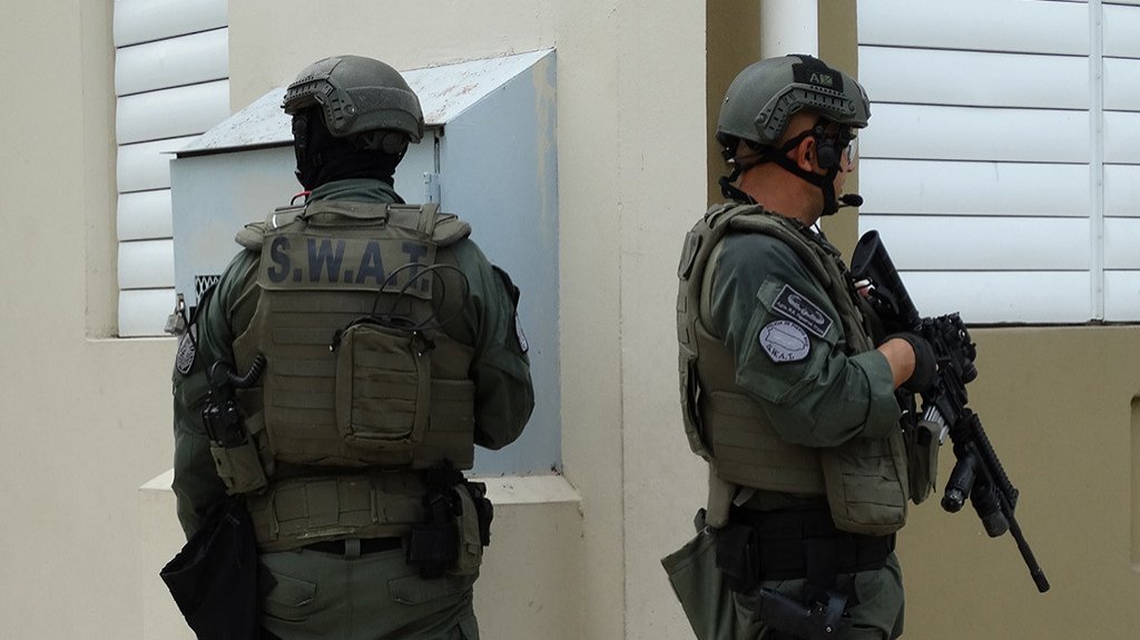  Polic&iacute;a arresta a sujeto que amenaz&oacute; a compa&ntilde;era a punta de pistola y luego se encerr&oacute; en la residencia con hijas de esta en Ponce 