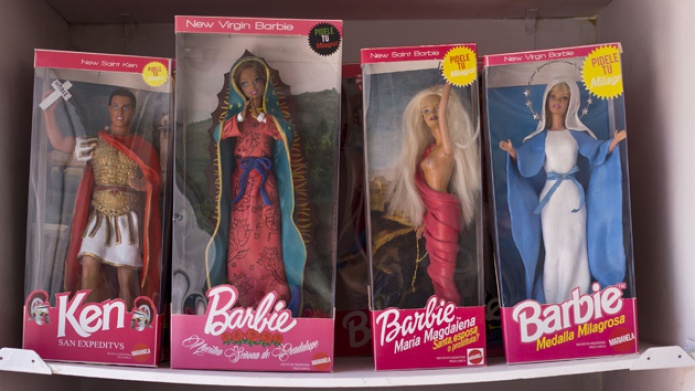 Artistas plÃ¡sticos argentinos transforman a Barbies y Ken en santos