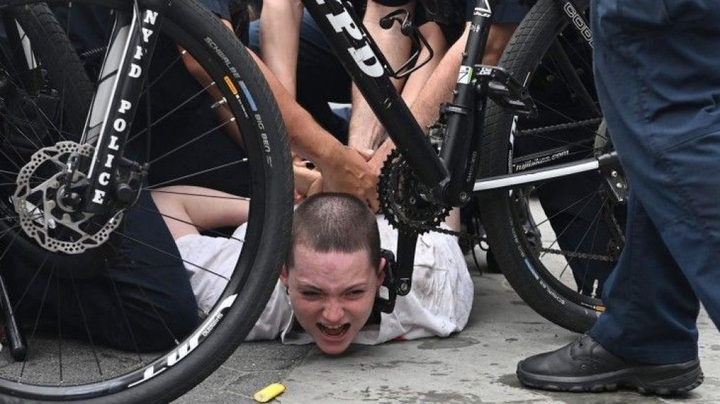  70 arrestados en Nueva York al protestar &ldquo;supremac&iacute;a blanca&rdquo; en muerte de George Floyd 