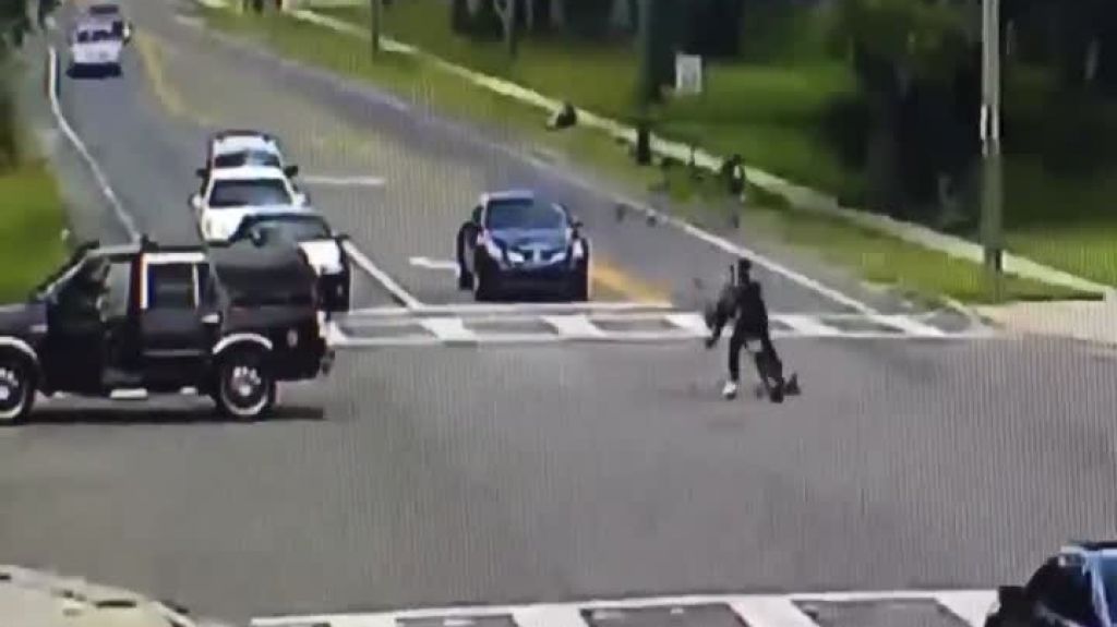  Video muestra a mujer caer de un auto en marcha. Lo que hizo el conductor tiene a la Polic&iacute;a busc&aacute;ndolo 