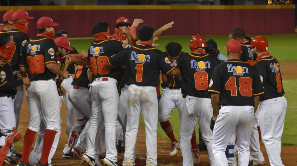  Dram&aacute;tico jonr&oacute;n de Edwin D&iacute;az le asegura liderato a Caguas 