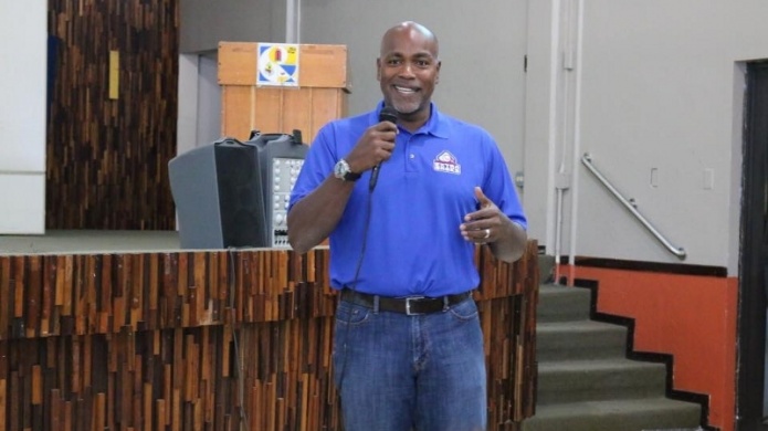 Delgado comparte su historia con atletas de la UPR de Aguadilla