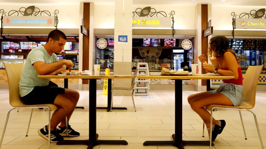  Puerto Rico aumenta aforo de restaurantes y cines a 50 % y reabre teatros 