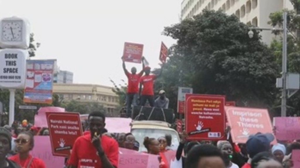  Vea video: Cientos de kenianos se manifiestan tras un millonario caso de corrupci&oacute;n 