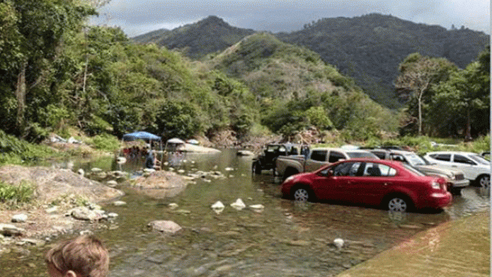 Sin respeto por la naturaleza estacionan vehÃ­culos dentro de un rio en Ciales   