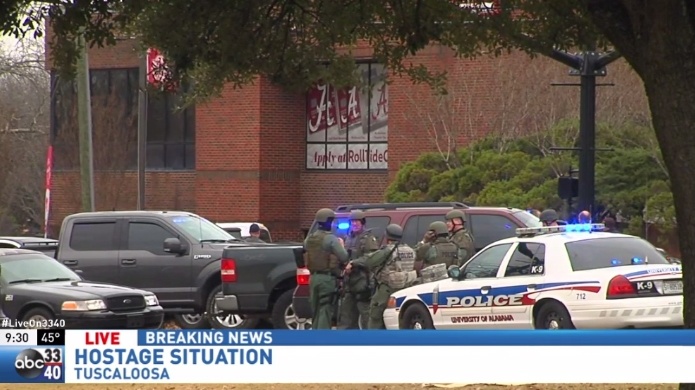 Toman rehenes en un banco del campus de la Universidad de Alabama