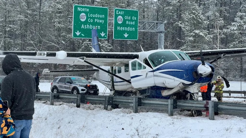  Video:Avión aterriza en autopista de Virginia tras despegar del aeropuerto de Dulles 