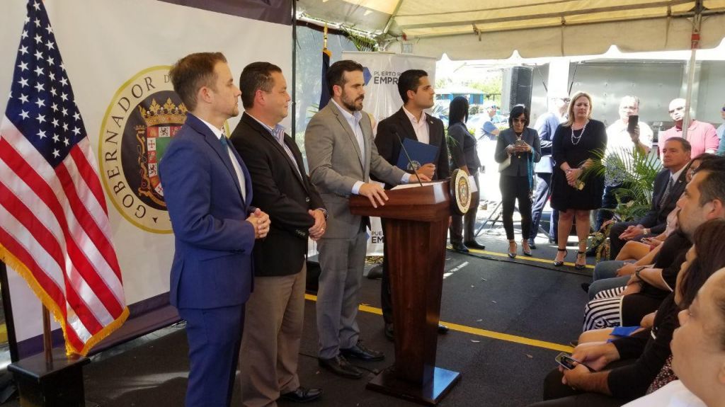  El avi&oacute;n con ayuda humanitaria ir&aacute; a Colombia y despu&eacute;s llevar&aacute;n suministros adicionales por barco a Venezuela, dice el gobernador 