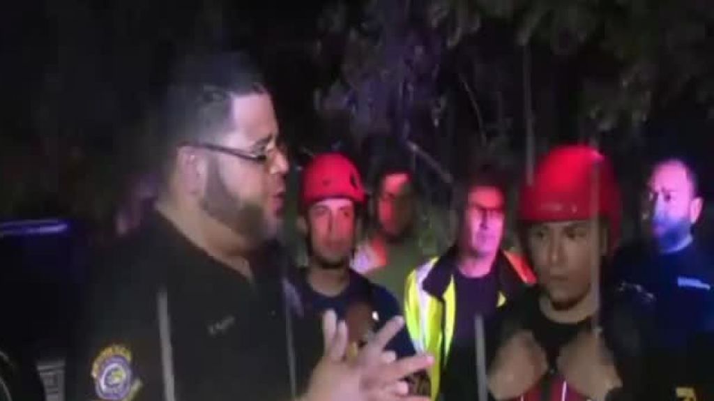  Video: Rescatan sanos y salvos turistas que quedaron atrapados en rio de Vega Baja 