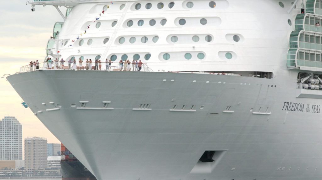  Muere un tripulante de un crucero de Royal Caribbean anclado en Florida 