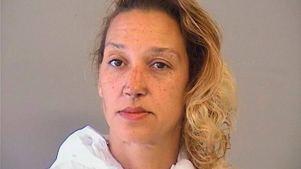  Detienen a mujer que apu&ntilde;al&oacute; 60 veces a su hija de 11 a&ntilde;os 