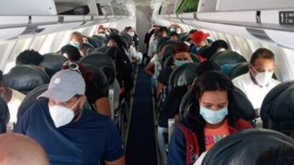  Llegan al país 50 dominicanos en vuelo humanitario desde Islas Turcas y Caicos 