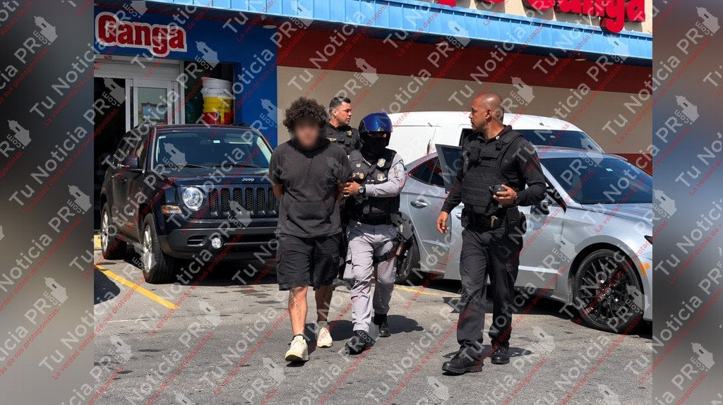  Video del momento en que sacan esposado al chamaquito que mat&oacute; a su abuela e hiri&oacute; a su hermano en Guaynabo 