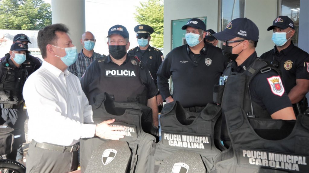  Polic&iacute;a municipal de Carolina recibe 77 chalecos antibalas y nuevos veh&iacute;culos para patrullaje 
