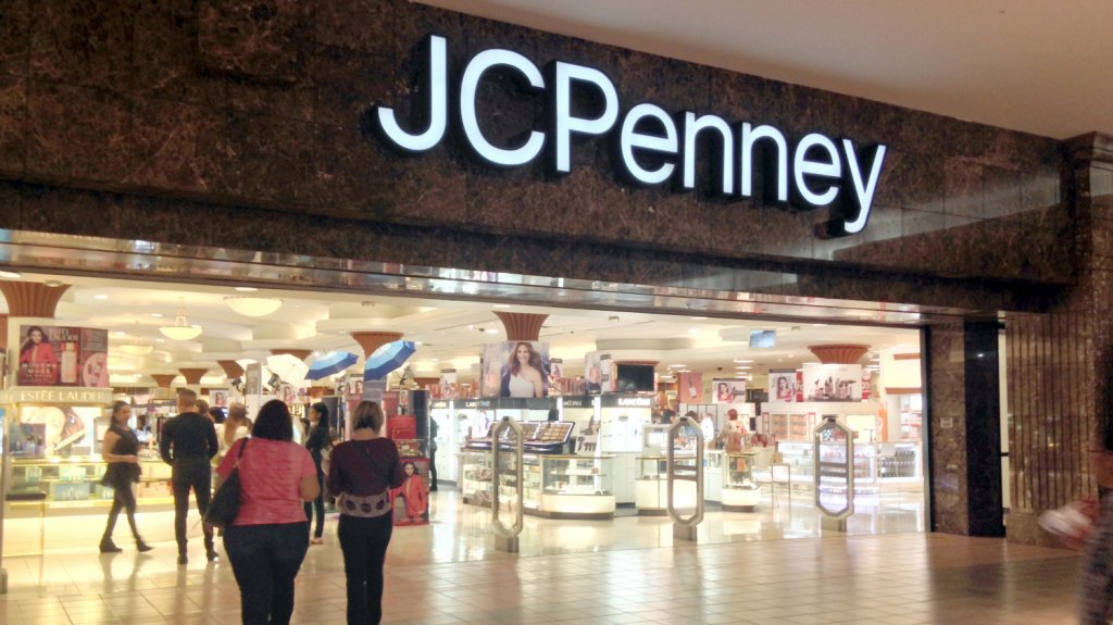 Arrestan a mujer de 70 a&ntilde;os por robarse prendas en tienda en Plaza Las Am&eacute;ricas 