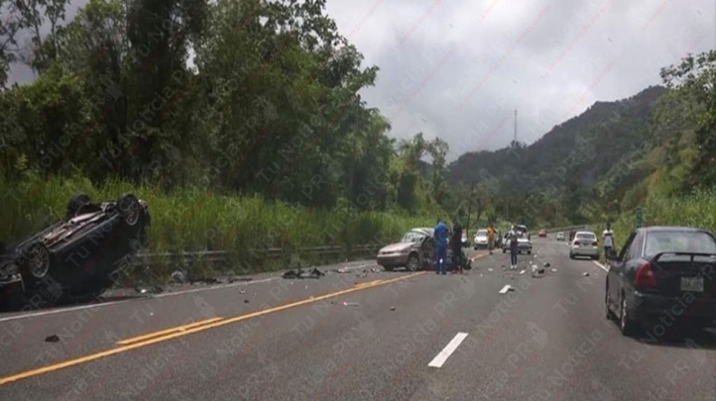  Cierran tramo de la PR-10 por accidente de auto 