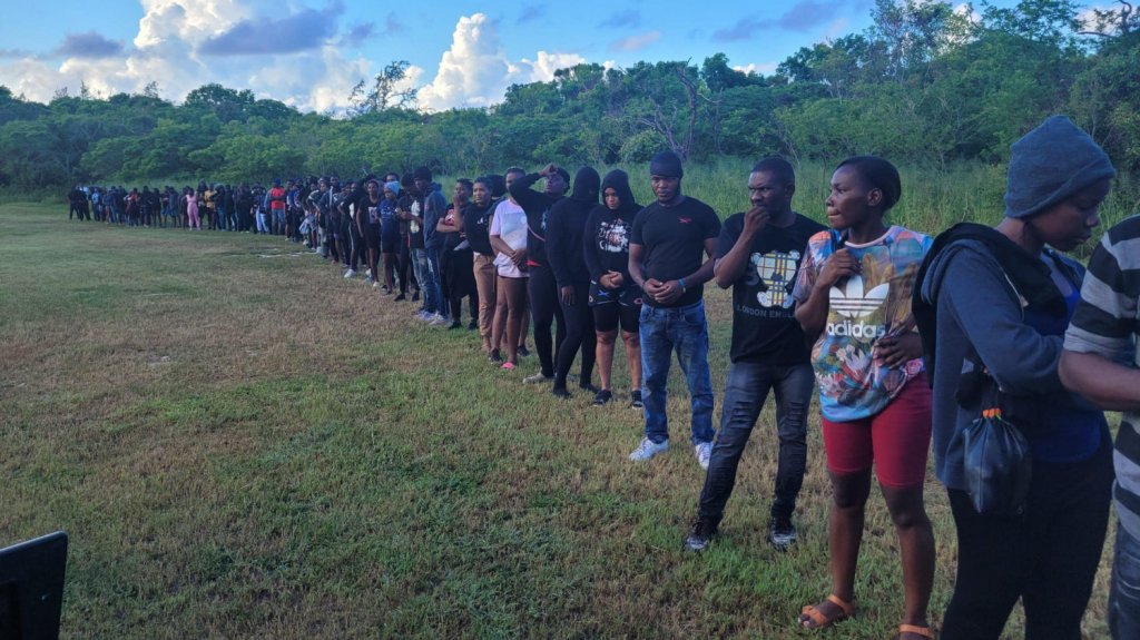  Rumbo al puerto de Mayag&uuml;ez los primeros 64 indocumentados de los 104 dejados a su suerte en Isla de Mona 