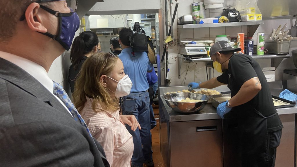  Inspeccionan quioscos de Luquillo para ver si cumplen con los protocolos para evitar el Covid-19 