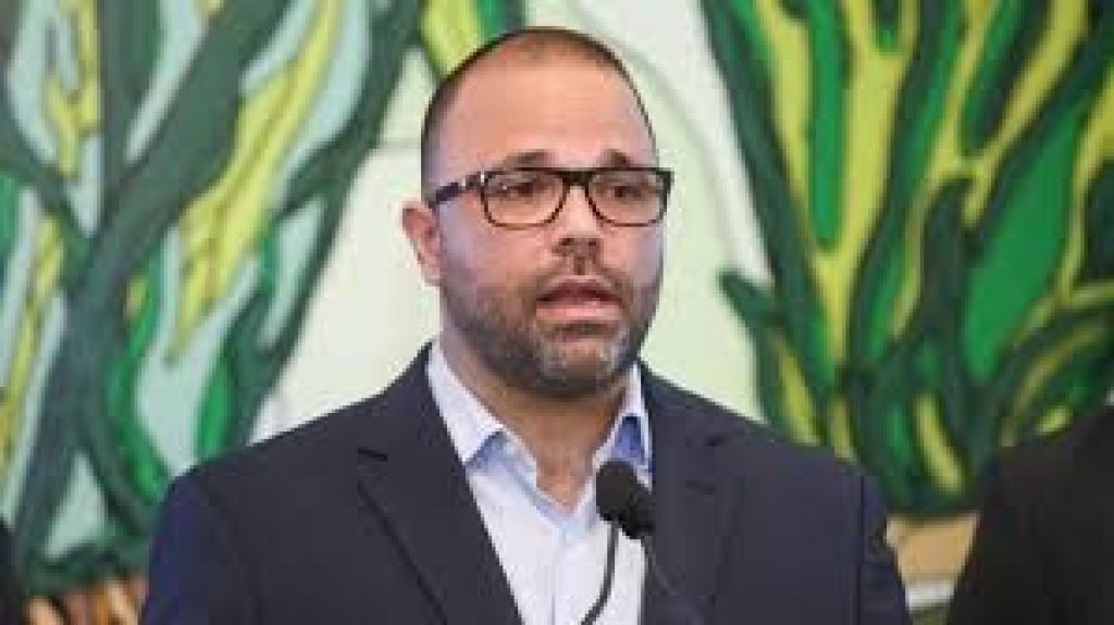  Llega a Manat&iacute; orientaci&oacute;n sobre fondos para peque&ntilde;os comerciantes del DDEC 