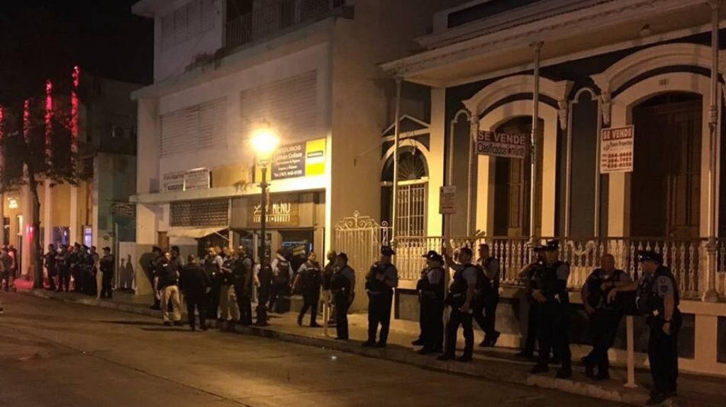 Dueño de restaurante en Ponce se queja porque hay muchos policías frente a su negocio 