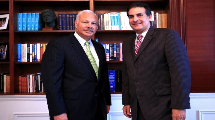 Bhatia se reÃºne con James Tuller