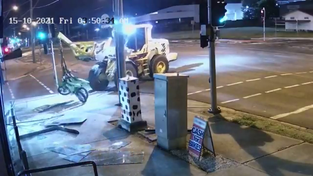  VIDEO: Se sube a un tractor, rompe la vitrina de una tienda y trata de robar dos motocicletas 