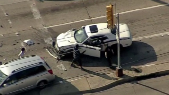 Una madre "detiene" a un ladrÃ³n de autos tras un peligroso choque