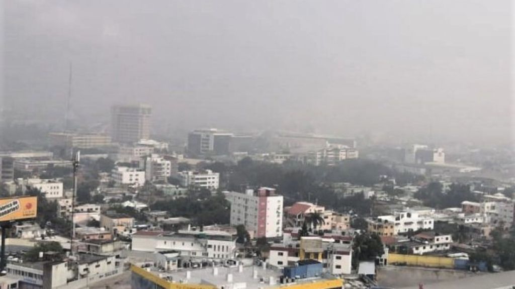  Humareda proveniente de incendio en un vertedero cubrio varias zonas de la capital dominicana 