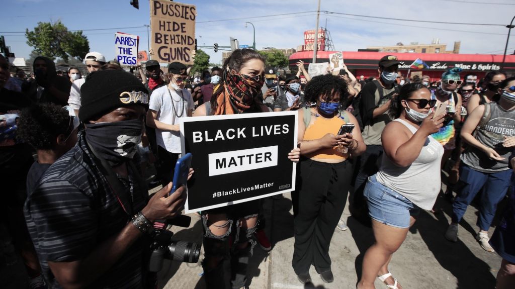  Vea video: El FBI da "m&aacute;xima prioridad" a la muerte de Floyd a manos de la polic&iacute;a 