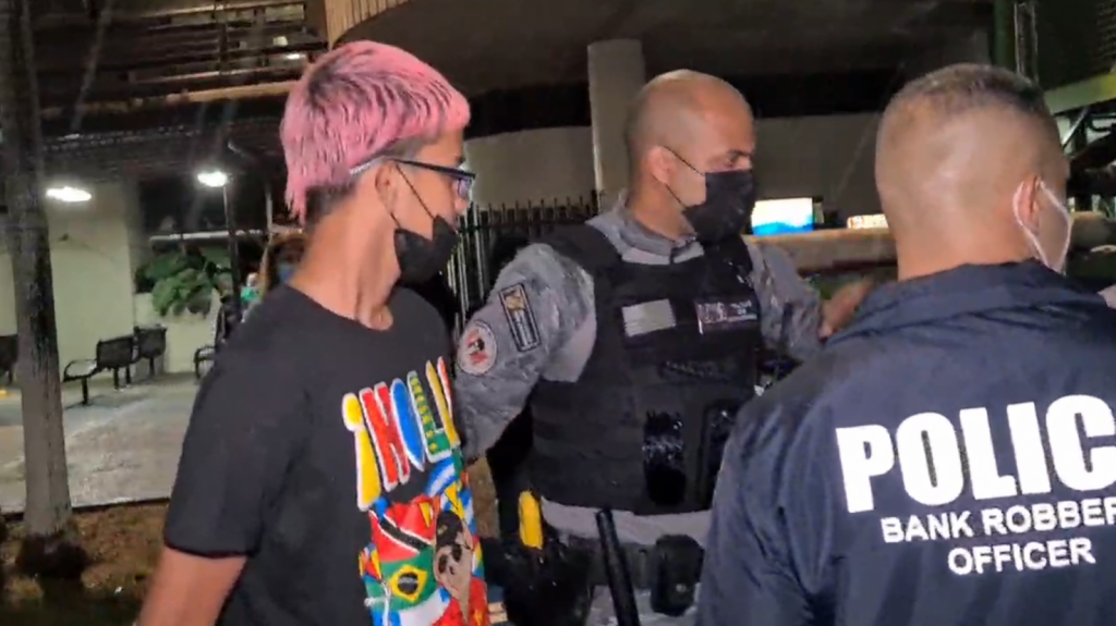  Video: A la c&aacute;rcel hombres arrestados por polic&iacute;as municipales de Bayam&oacute;n cambiando cheques falsos 