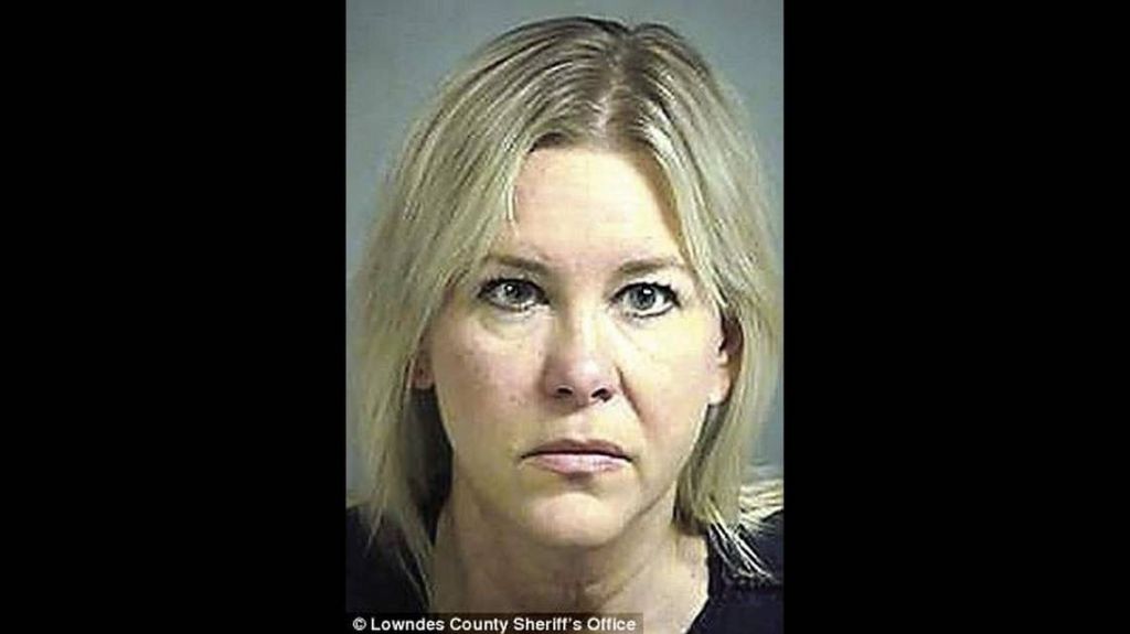  Doctora presuntamente amenaz&oacute; con degollar a pacientes y decapitar a uno de sus empleados 