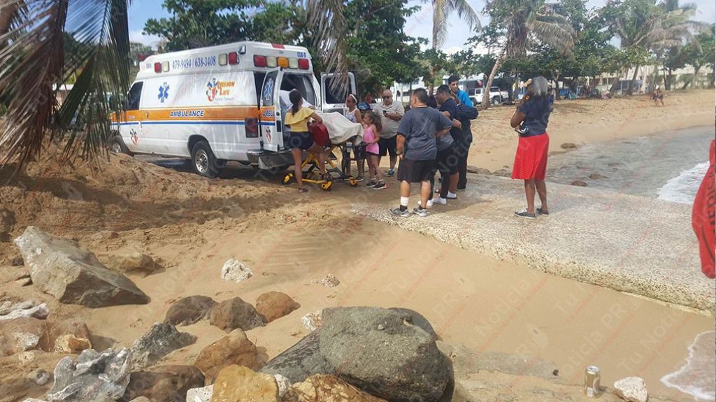  Ambulancia llega a playa de Rincón, lo que sucedió provocó el llanto de los que allí se encontraban   