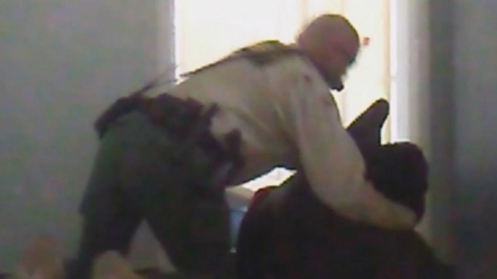  Video: Un polic&iacute;a en EE.UU. inmovilizando a un adolescente sin piernas ni brazos 