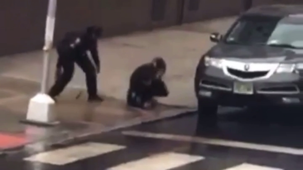  Captan en video momento exacto en que polic&iacute;a es herido durante tiroteo en New Jersey 